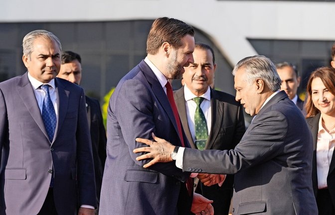 US-Vizepräsident JD Vance (2.v.l) schüttelt in Islamabad die Hand des stellvertretenden pakistanischen Premierministers Mohammad Ishaq Dar.<span class='image-autor'>Foto: Jacquelyn Martin/POOL AP/AP/dpa</span>