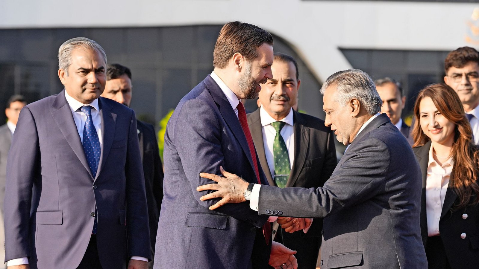 US-Vizepräsident JD Vance (2.v.l) schüttelt in Islamabad die Hand des stellvertretenden pakistanischen Premierministers Mohammad Ishaq Dar.Foto: Jacquelyn Martin/POOL AP/AP/dpa
