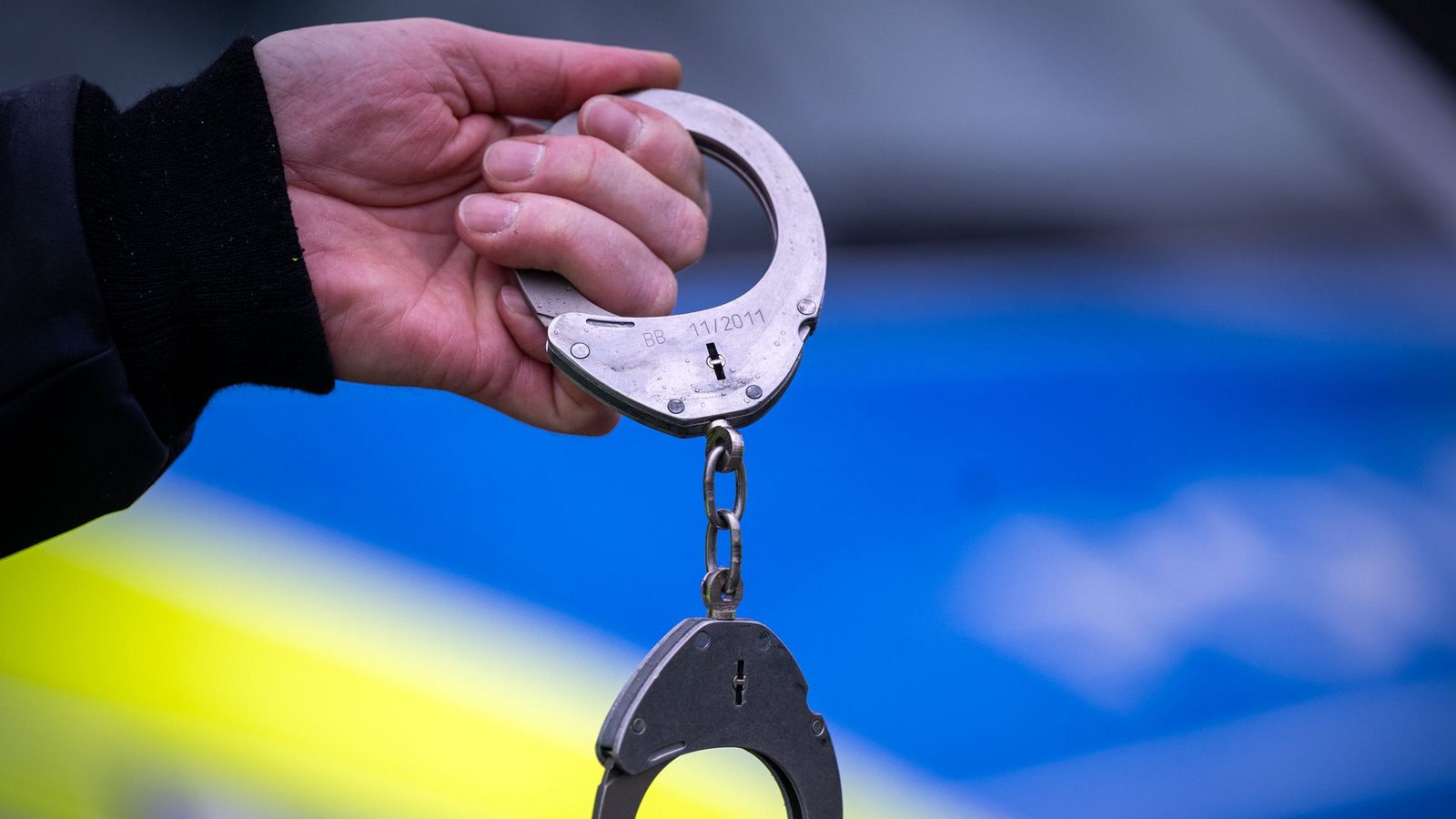 Die Polizei in Aalen hat einen 26-jährigen Lkw-Fahrer festgenommen. Er steht im Verdacht, Kinder sexuell belästigt zu haben (Symbolfoto).Foto: Soeren Stache/dpa Die Polizei in Aalen hat einen 26-jährigen Lkw-Fahrer festgenommen. Er steht im Verdacht, Kinder sexuell belästigt zu haben (Symbolfoto).Foto: Soeren Stache/dpa