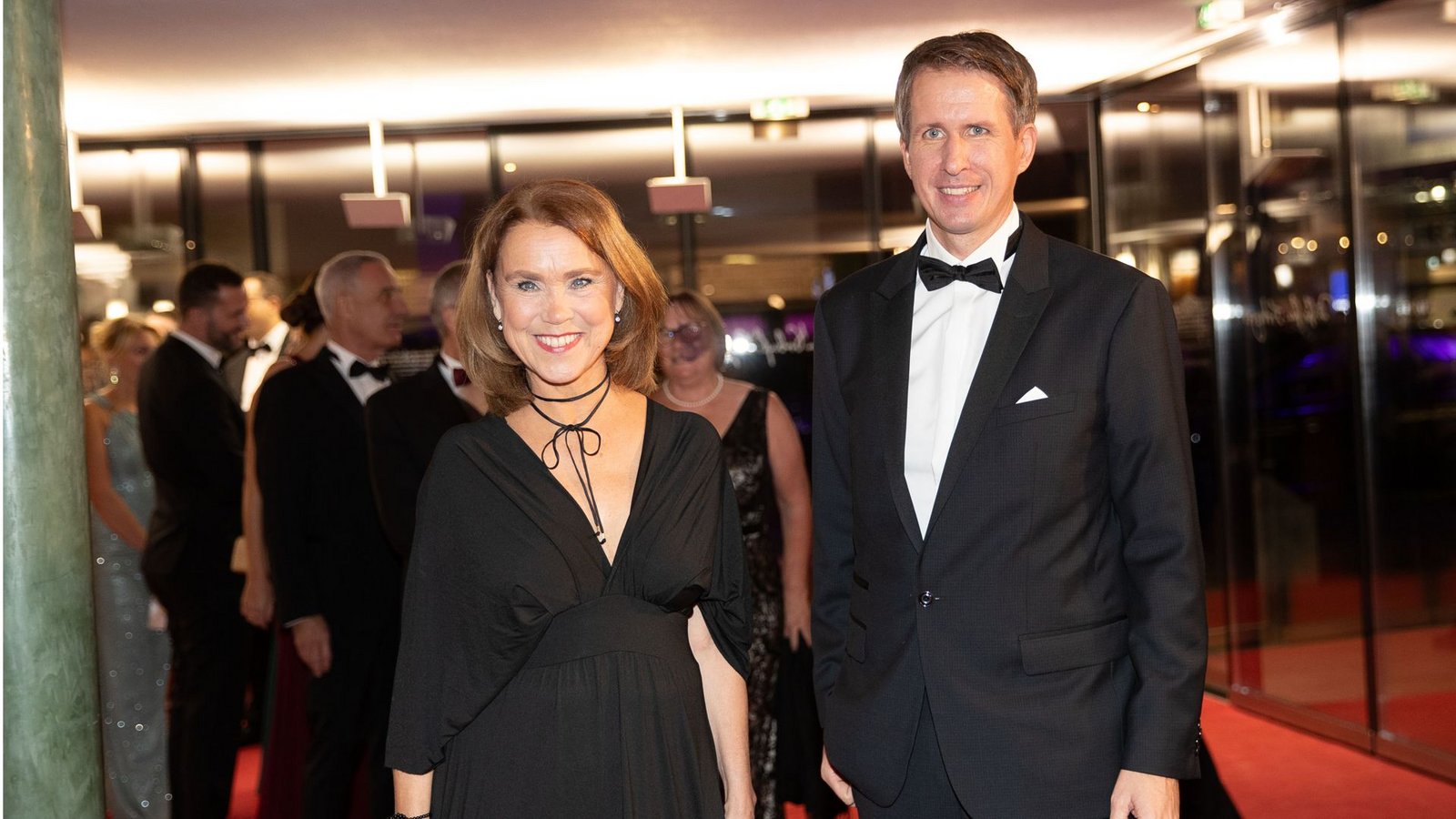 Auch Wissenschaftsministerin Petra Olschowski (mit Regierungssprecher Matthias Gauger) wählte die klassische Nicht-Farbe.Foto: Lichtgut/Leif Piechowski Auch Wissenschaftsministerin Petra Olschowski (mit Regierungssprecher Matthias Gauger) wählte die klassische Nicht-Farbe.Foto: Lichtgut/Leif Piechowski
