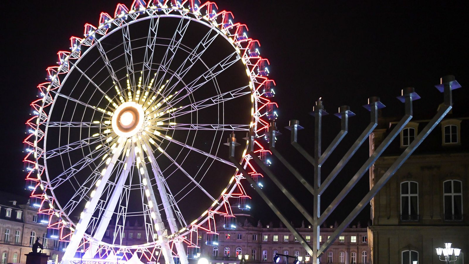 Der Chanukkaleuchter und das Riesenrad  – ein besonderer Anblick auf dem Schlossplatz.Foto: LICHGUT/Max Kovalenko