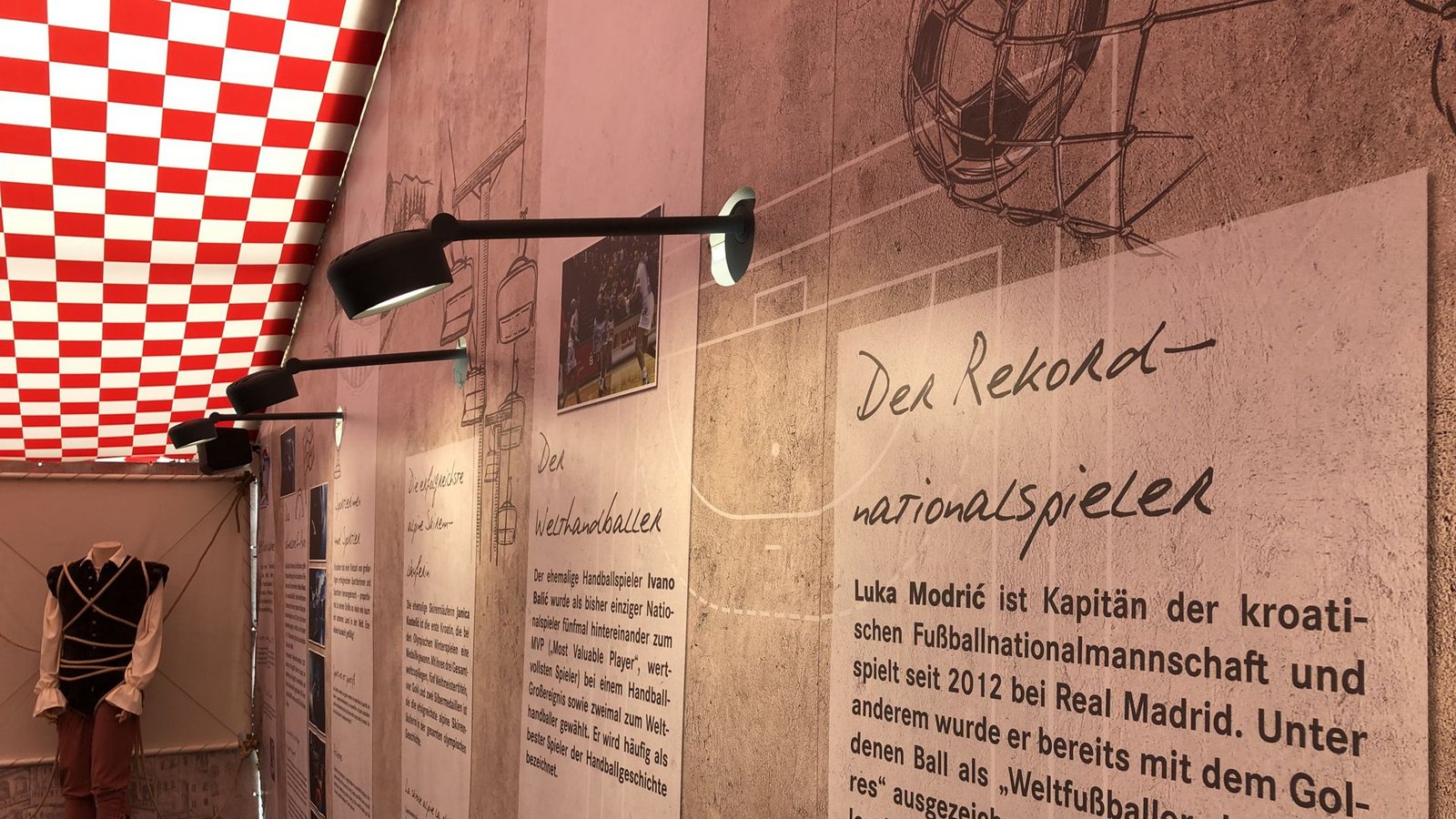 Im Wartebereich vor dem „Kroatien-Kino“ können sich die Zuschauer über das Land informieren.Foto: Florian Dürr