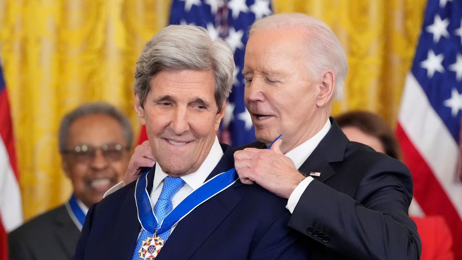 US-Präsident Joe Biden verleiht die höchste zivile Auszeichnung der Nation an den ehemaligen US-Außenminister John Kerry.Foto: Alex Brandon/AP/dpa
