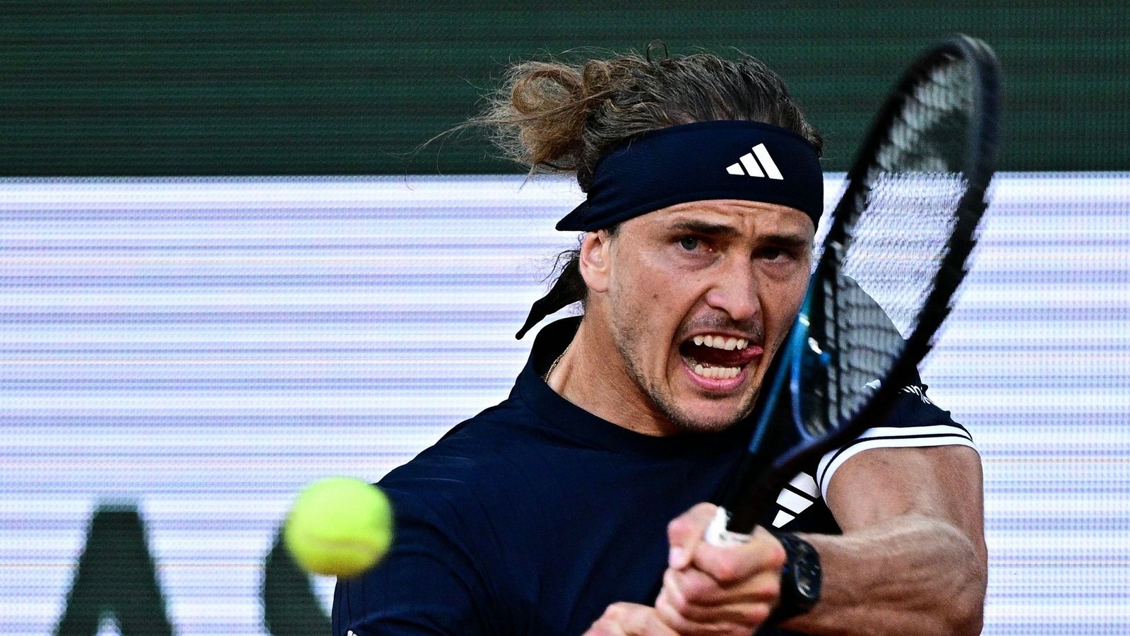Alexander Zverev stand sich in seiner Karriere schon öfter selbst im Weg.Foto: Julien De Rosa/AFP/dpa Alexander Zverev stand sich in seiner Karriere schon öfter selbst im Weg.Foto: Julien De Rosa/AFP/dpa