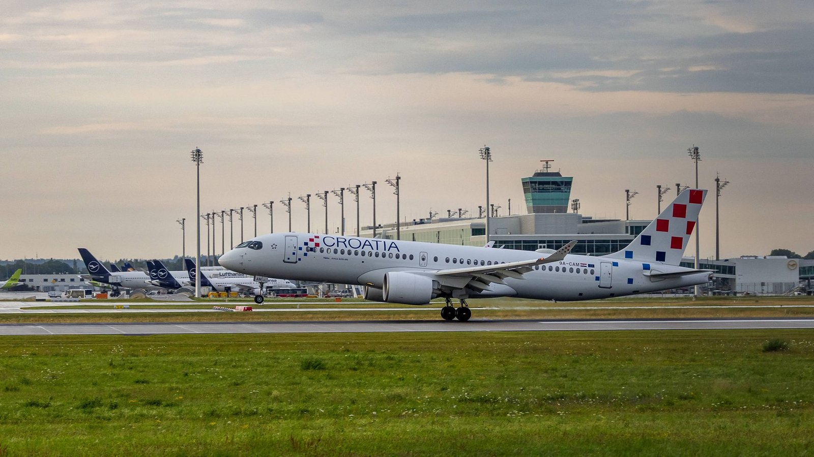 Am Münchener Flughafen wurde der Flugbetrieb vorübergehend eingestellt.Foto: IMAGO/Ardan Fuessmann Am Münchener Flughafen wurde der Flugbetrieb vorübergehend eingestellt.Foto: IMAGO/Ardan Fuessmann