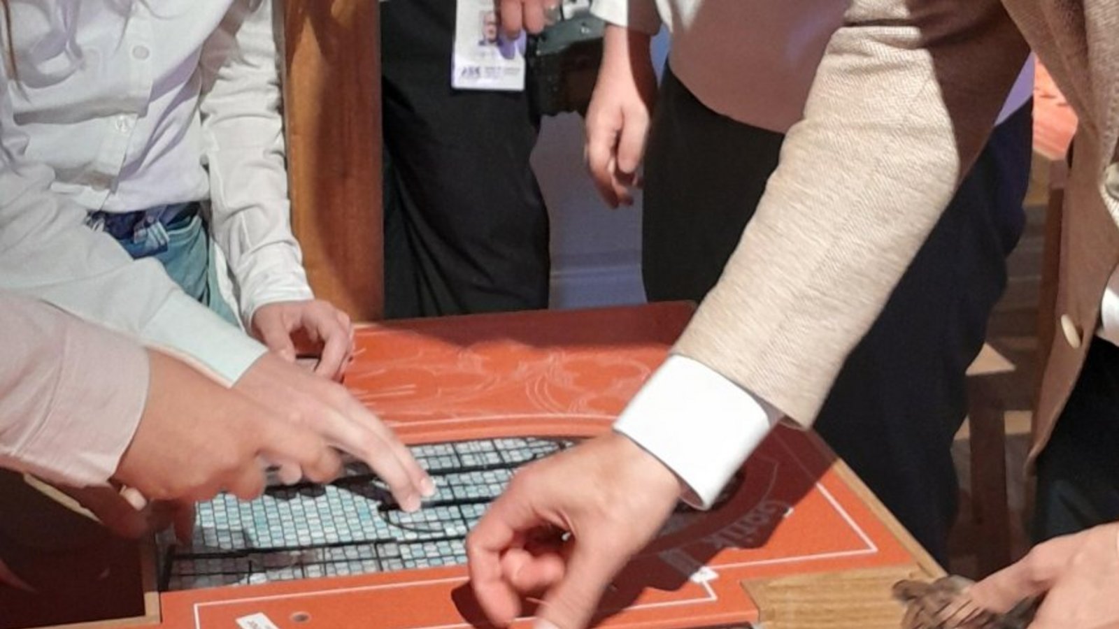 Fenster im Baustil der Gotik oder Romantik sind an diesem Tisch zu gestalten. Wer zuerst fertig ist, dessen Fenster leuchtet hell.