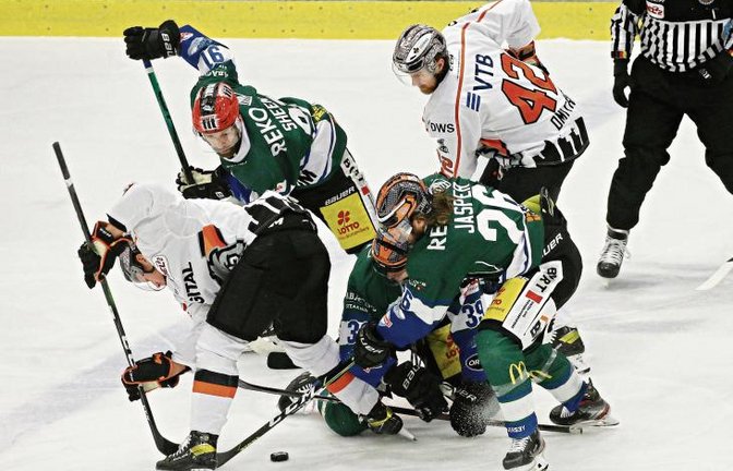 Erneut sind die Bietigheim Steelers um Riley Sheen (Zweiter von links) und Evan Jasper (Zweiter von rechts) in Straucheln geraten: In Frankfurt verloren sie zum dritten Mal in Folge.  Foto: Baumann