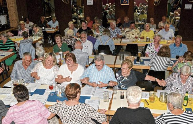 Erstmals seit eineinhalb Jahren konnte das „Wirtshaussingen“ wieder stattfinden. Foto: Stahlfeld