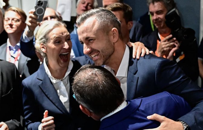 Die vom Landesverfassungsschutz als gesichert rechtsextremistisch eingestufte Partei von Spitzenkandidat Ulrich Siegmund kommt demnach auf 44,0 bis 44,5 Prozent.<span class='image-autor'>TOBIAS SCHWARZ/afp</span>