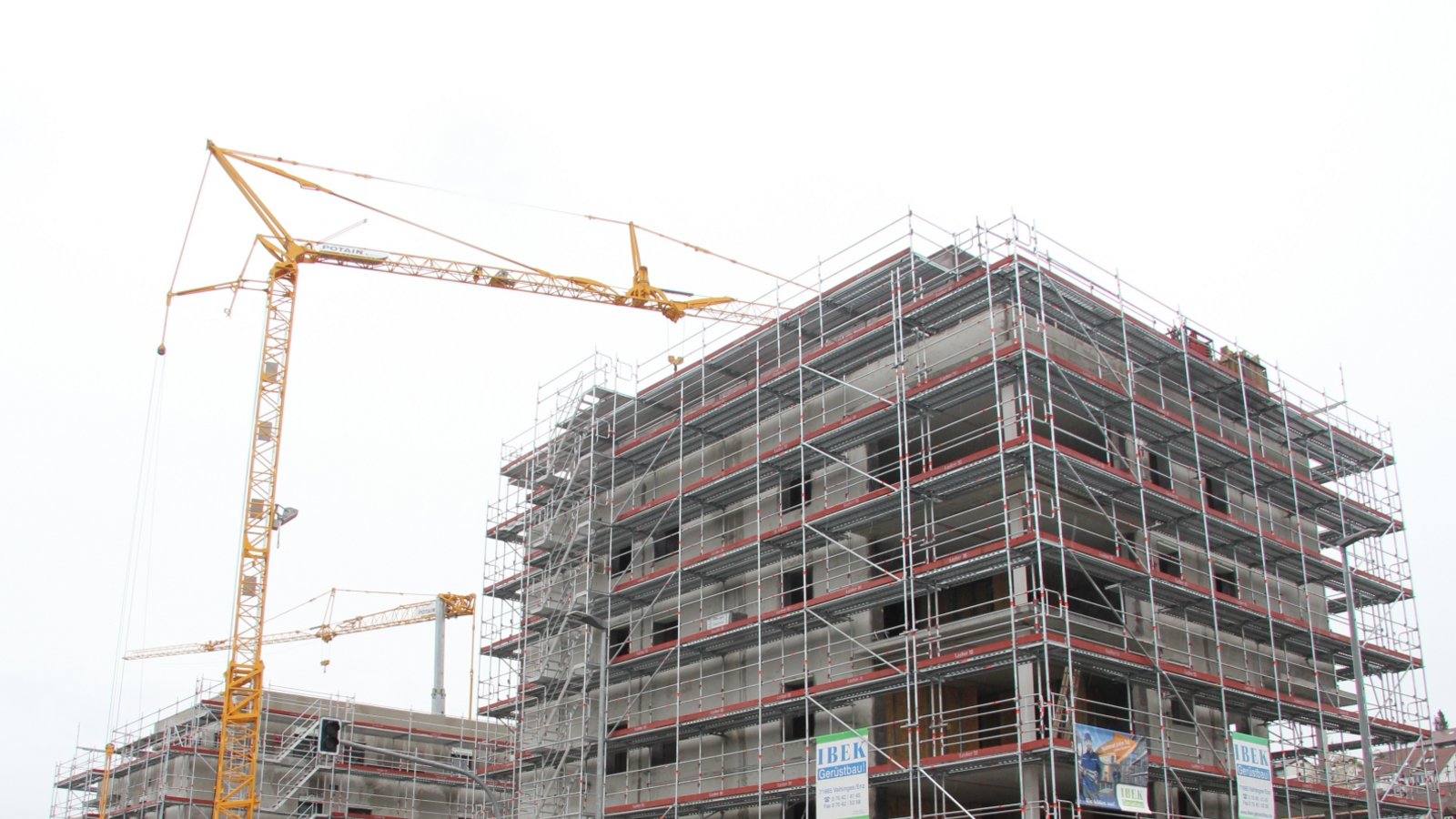 Die neue „Skyline“ der Vaihinger Hans-Krieg-Straße: Statt des WLZ-Turms, der seit einigen Wochen Geschichte ist, erheben sich zwei der geplanten sieben Neubauten bereits hoch in den grauen Aprilhimmel. Foto: Rieger Die neue „Skyline“ der Vaihinger Hans-Krieg-Straße: Statt des WLZ-Turms, der seit einigen Wochen Geschichte ist, erheben sich zwei der geplanten sieben Neubauten bereits hoch in den grauen Aprilhimmel. Foto: Rieger