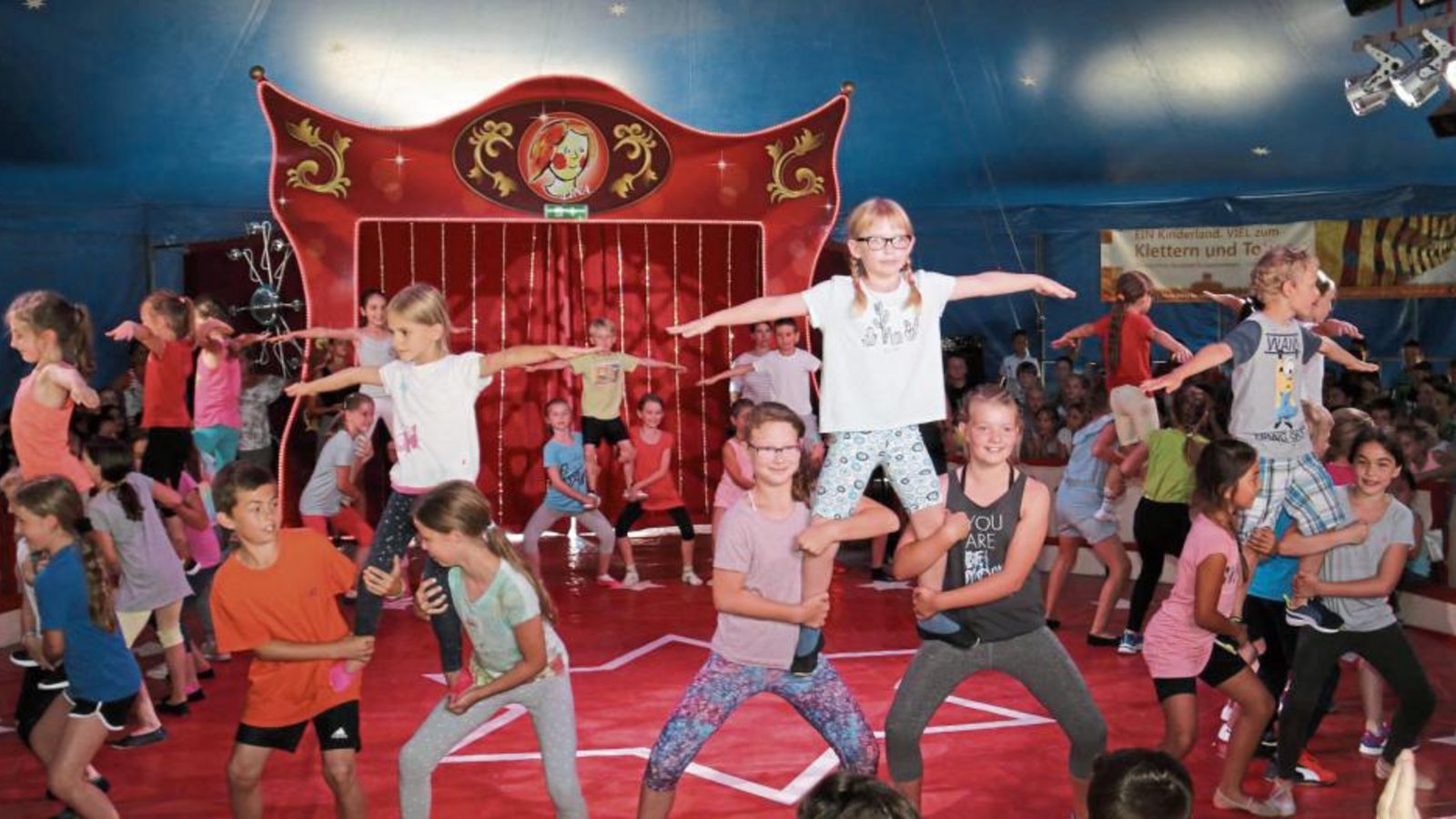 Die Akrobaten zeigen Körperspannung und Gemeinschaftssinn. Fotos: Rücker Die Akrobaten zeigen Körperspannung und Gemeinschaftssinn. Fotos: Rücker