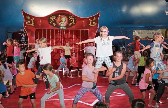 Die Akrobaten zeigen Körperspannung und Gemeinschaftssinn.  Fotos: Rücker