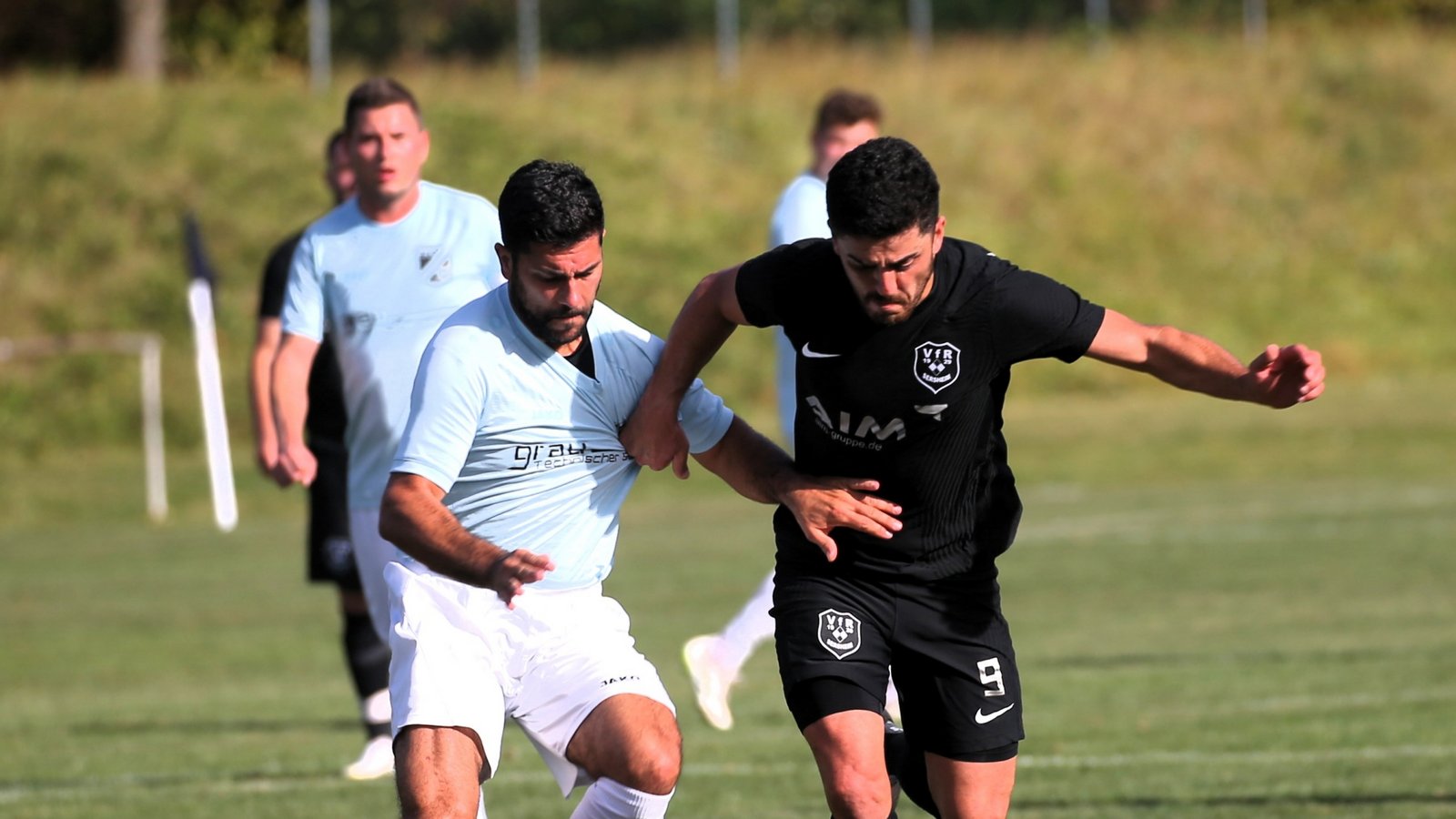 Nelson Caldas (links) und Hakan Atalay schenken sich beim Duell auf dem Heiligenberg nichts. Doch die Punkte nehmen die Gäste aus Sersheim beim 6:0 (3:0)-Erfolg mit. Nelson Caldas (links) und Hakan Atalay schenken sich beim Duell auf dem Heiligenberg nichts. Doch die Punkte nehmen die Gäste aus Sersheim beim 6:0 (3:0)-Erfolg mit.