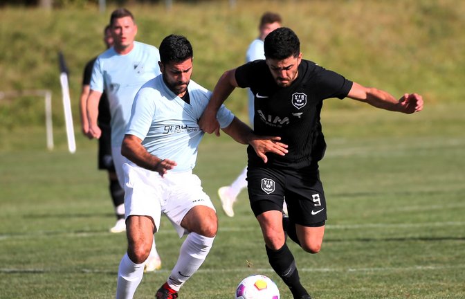 Nelson Caldas (links) und Hakan Atalay schenken sich beim Duell auf dem Heiligenberg nichts. Doch die Punkte nehmen die Gäste aus Sersheim beim 6:0 (3:0)-Erfolg mit.