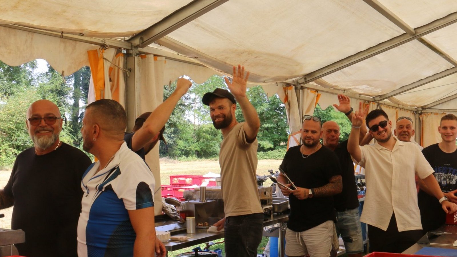 Ein Teil des Helferteams beim VfB Vaihingen mit Vereinschef „Aki“ Elefterios Kalpakidis (links). Ein Teil des Helferteams beim VfB Vaihingen mit Vereinschef „Aki“ Elefterios Kalpakidis (links).