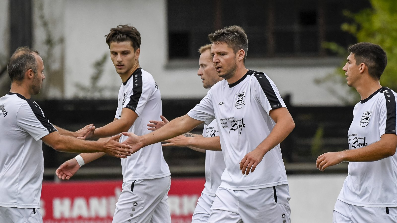 Philipp Gutjahr (links) und seine Kleinglattbacher gehen mit einer angepassten Taktik in die Partie gegen Bönnigheim. Foto: Leitner Philipp Gutjahr (links) und seine Kleinglattbacher gehen mit einer angepassten Taktik in die Partie gegen Bönnigheim. Foto: Leitner