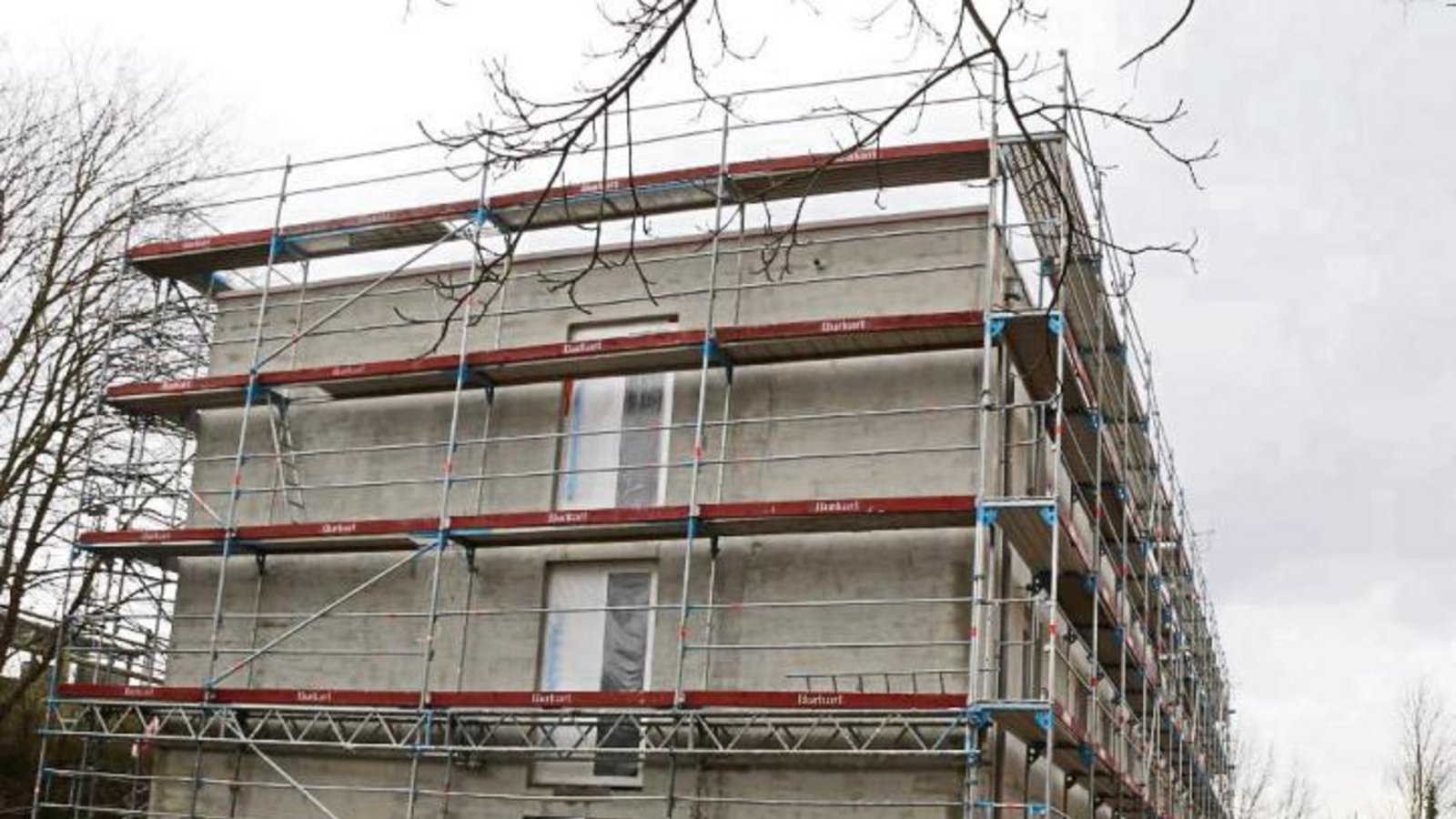 Die Flüchtlingsunterkunft, die der Enzkreis in der Ensinger Straße in Illingen baut, ist fast fertiggestellt. Foto: Bögel