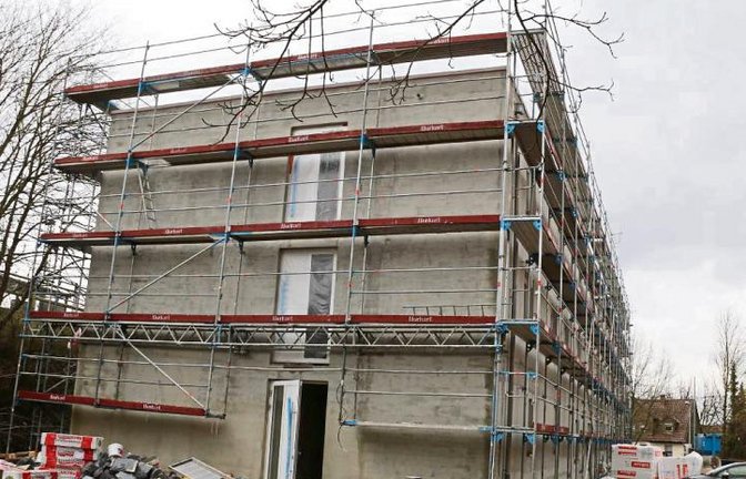 Die Flüchtlingsunterkunft, die der Enzkreis in der Ensinger Straße in Illingen baut, ist fast fertiggestellt. Foto: Bögel