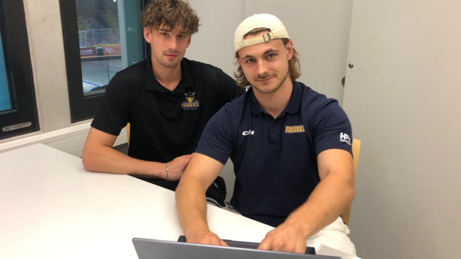 Fabian Renner (links) und Calvin Fischer sind nicht nur auf dem Eis für die Stuttgart Rebels aktiv. Beide machen auch noch eine kaufmännische Ausbildung beim Verein.Torsten Streib