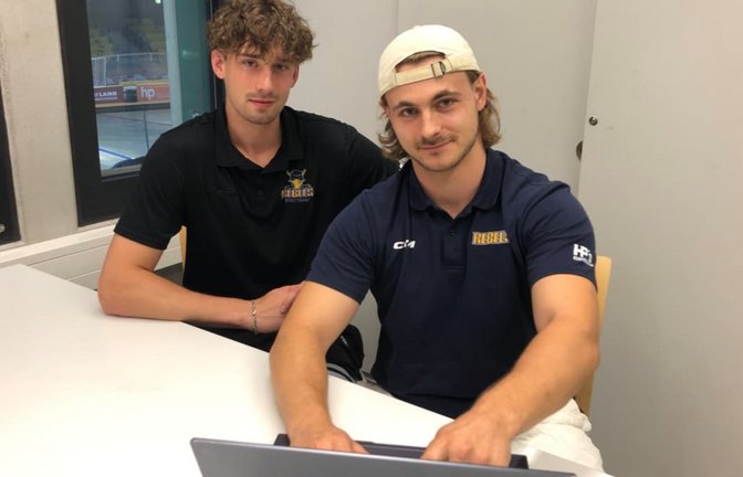 Fabian Renner (links) und Calvin Fischer sind nicht nur auf dem Eis für die Stuttgart Rebels aktiv. Beide machen auch noch eine kaufmännische Ausbildung beim Verein.<span class='image-autor'>Torsten Streib</span>