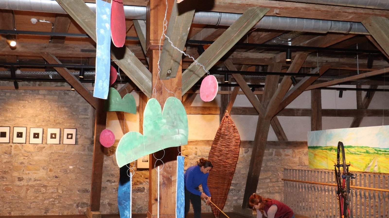 Bunte Linien führen die Besucher durch die Ausstellung. Fotos: Gergen Bunte Linien führen die Besucher durch die Ausstellung. Fotos: Gergen