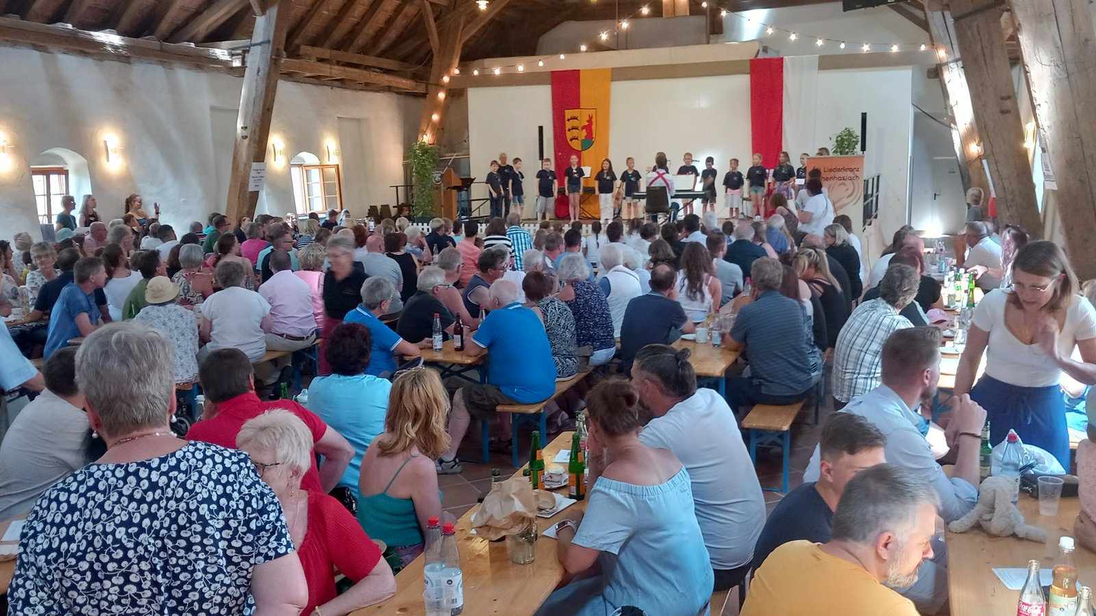 Gemeinschaftsleistung: Zahlreiche Vereine beteiligen sich am Festprogramm und sorgen so für Stimmung in der Kelter. Foto: Glemser Gemeinschaftsleistung: Zahlreiche Vereine beteiligen sich am Festprogramm und sorgen so für Stimmung in der Kelter. Foto: Glemser