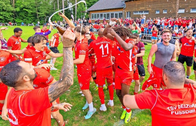 Die Spieler des TSV Deizisau bejubeln die Rückkehr in die Bezirksliga. Dort bekommen sie es gleich mit einem starken Gegner zu tun.<span class='image-autor'>Nico Bauhof</span>