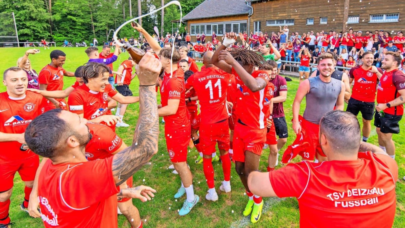 Die Spieler des TSV Deizisau bejubeln die Rückkehr in die Bezirksliga. Dort bekommen sie es gleich mit einem starken Gegner zu tun.Nico Bauhof