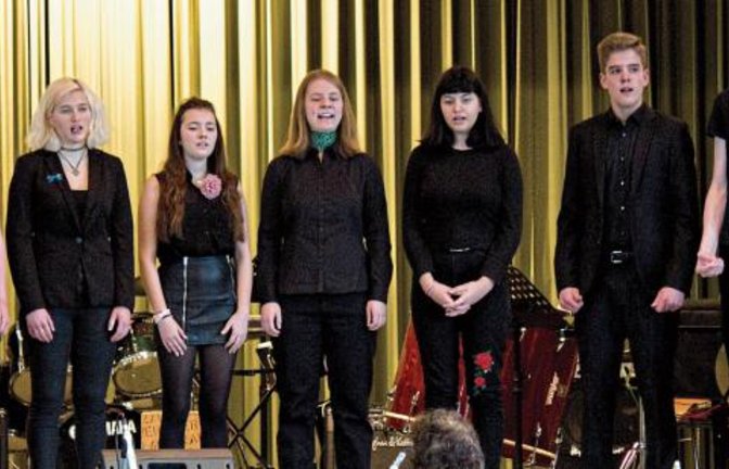 Der junge Chor fragt: „Can you hear me?“