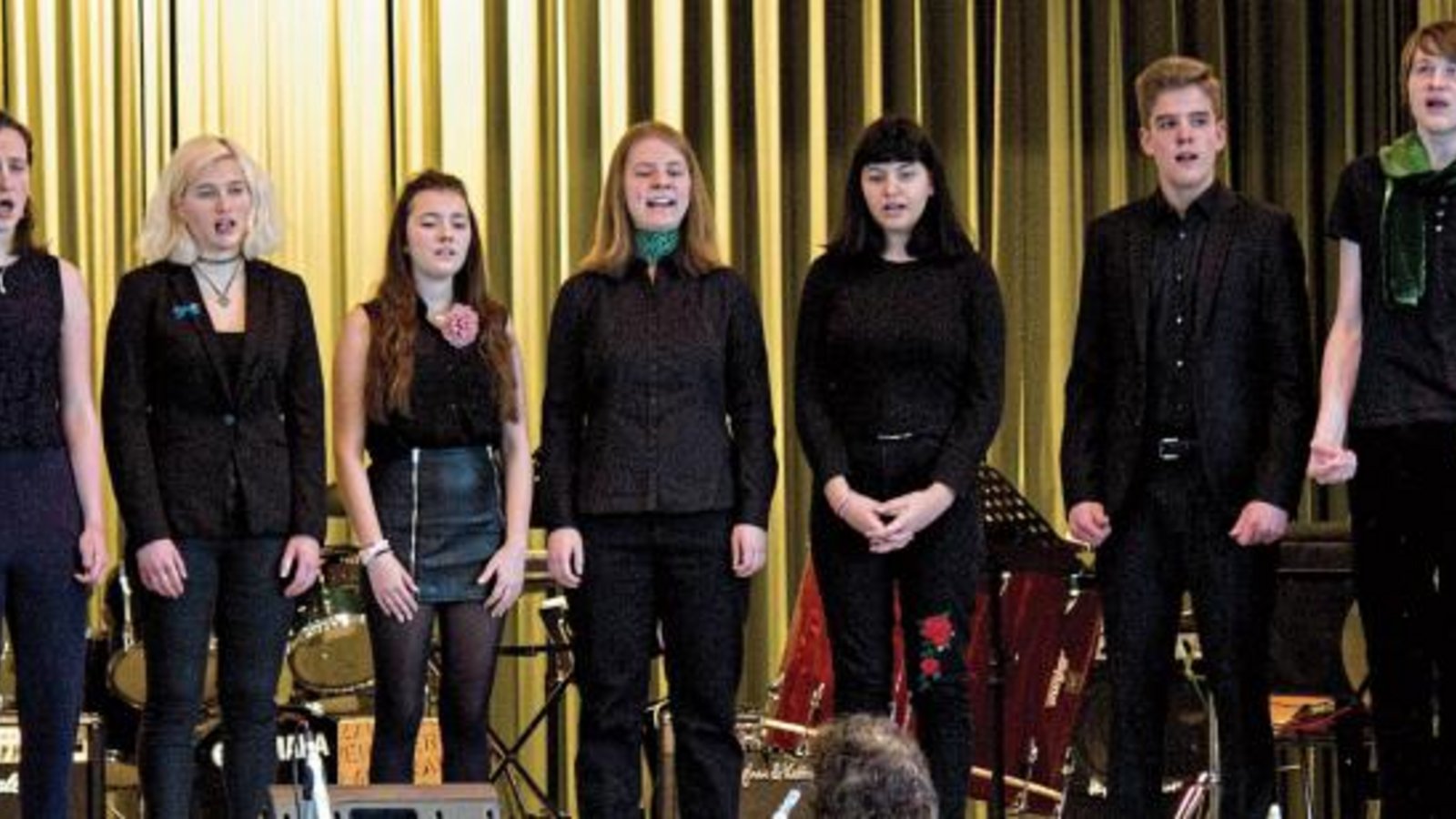 Der junge Chor fragt: „Can you hear me?“