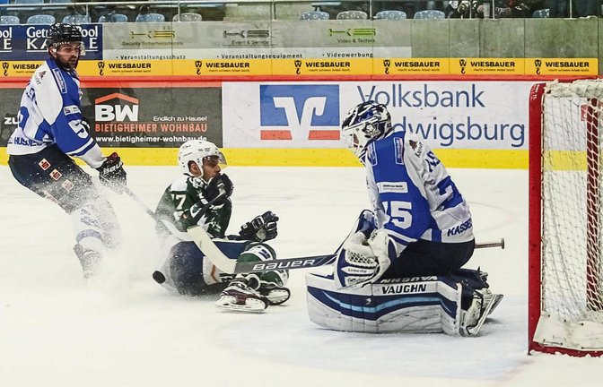 Robin Just (Mitte) wird beim Alleingang von Mathias Müller (Kassel Huskies) gefoult und rutscht nun auf Markus Keller zu. Für das Foul gibt es zurecht Penalty. Foto: Simecek