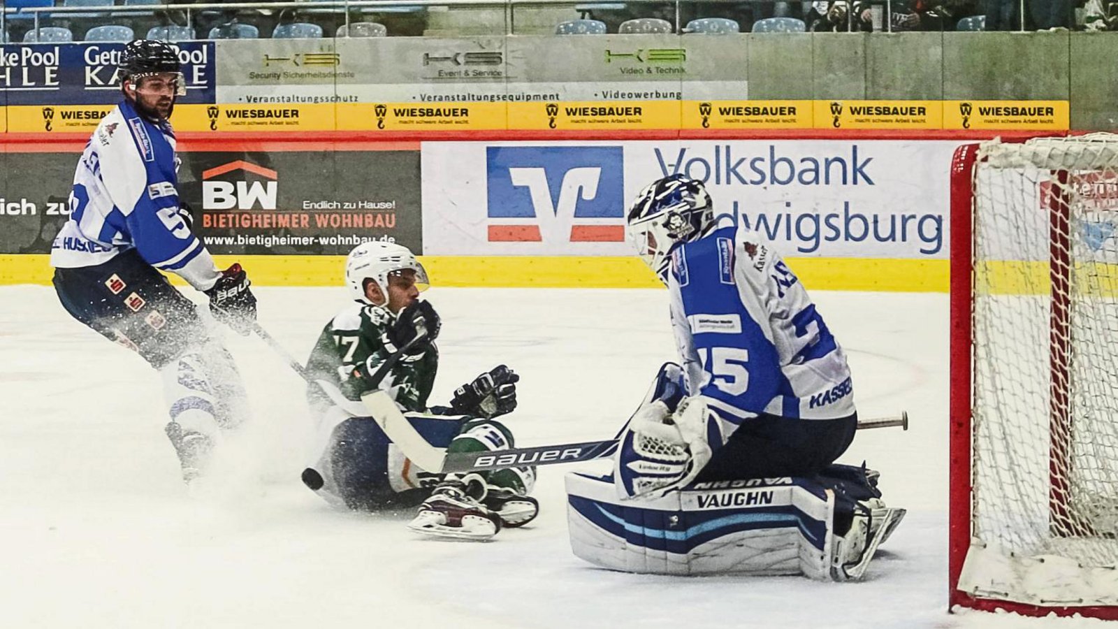 Robin Just (Mitte) wird beim Alleingang von Mathias Müller (Kassel Huskies) gefoult und rutscht nun auf Markus Keller zu. Für das Foul gibt es zurecht Penalty. Foto: Simecek Robin Just (Mitte) wird beim Alleingang von Mathias Müller (Kassel Huskies) gefoult und rutscht nun auf Markus Keller zu. Für das Foul gibt es zurecht Penalty. Foto: Simecek