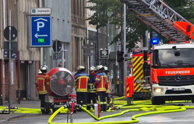 Wegen eines Brandes in dem Parkhaus kam es zu einem größeren Einsatz von Polizei und Feuerwehr.<span class='image-autor'>Thomas Riedel/dpa</span>