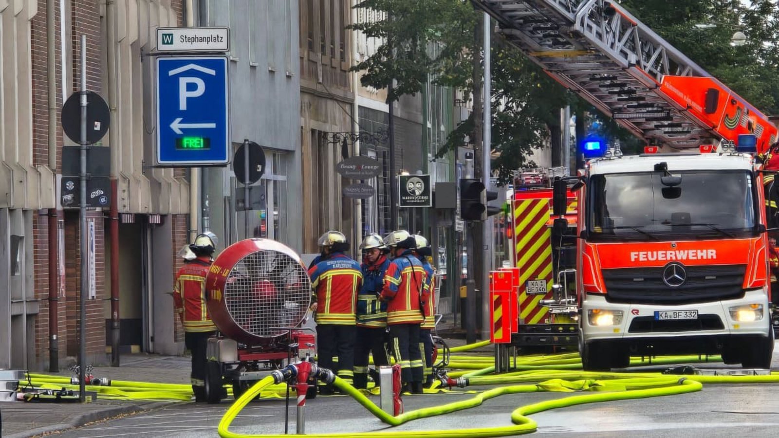 Wegen eines Brandes in dem Parkhaus kam es zu einem größeren Einsatz von Polizei und Feuerwehr.Thomas Riedel/dpa Wegen eines Brandes in dem Parkhaus kam es zu einem größeren Einsatz von Polizei und Feuerwehr.Thomas Riedel/dpa