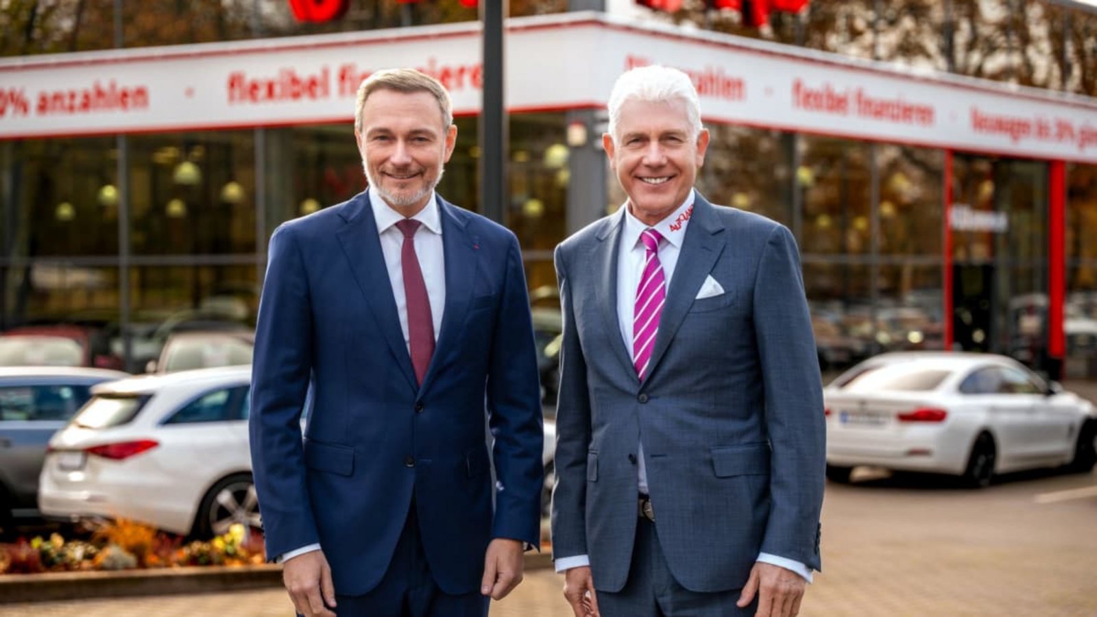Christian Lindner (links) ist stellvertretender Vorstandschef der Autoland AG, zu der die Plattform Auto.de gehört. Er soll 2027 Unternehmensgründer Wilfried Anclam als Vorstandschef ablösen.Luca Geselle/Autoland AG/obs/dpa