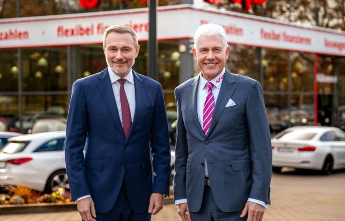 Christian Lindner (links) ist stellvertretender Vorstandschef der Autoland AG, zu der die Plattform Auto.de gehört. Er soll 2027 Unternehmensgründer Wilfried Anclam als Vorstandschef ablösen.<span class='image-autor'>Luca Geselle/Autoland AG/obs/dpa</span>