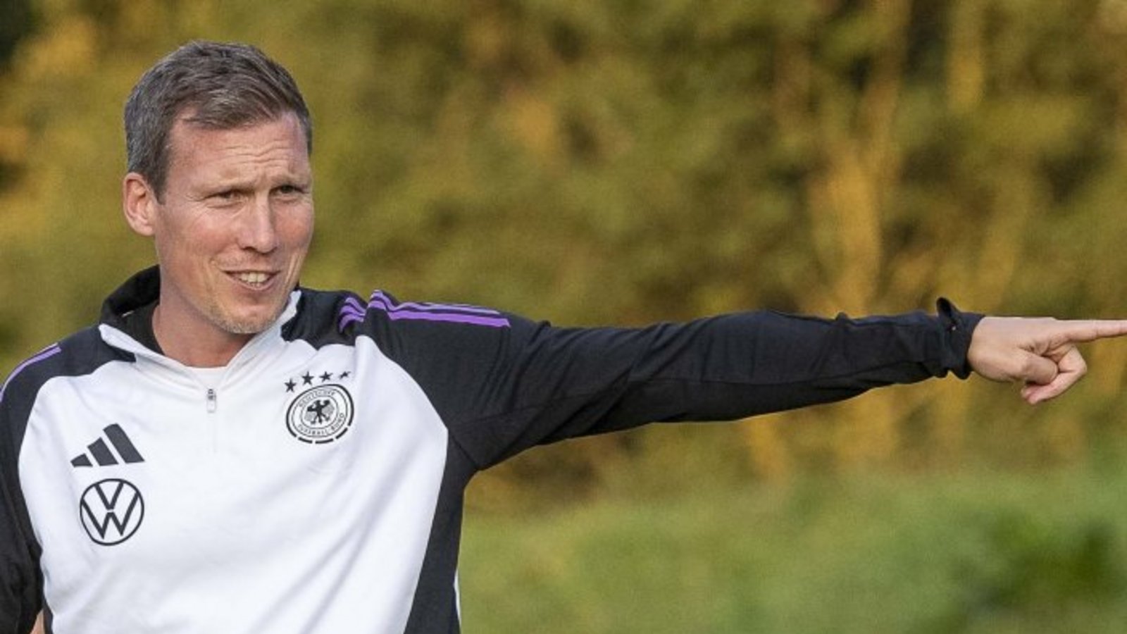 Hannes Wolf gibt bei der Trainerschulung in Roßwag nicht nur gute Tipps sondern auch klare Anweisungen. Foto: Leitner Hannes Wolf gibt bei der Trainerschulung in Roßwag nicht nur gute Tipps sondern auch klare Anweisungen. Foto: Leitner
