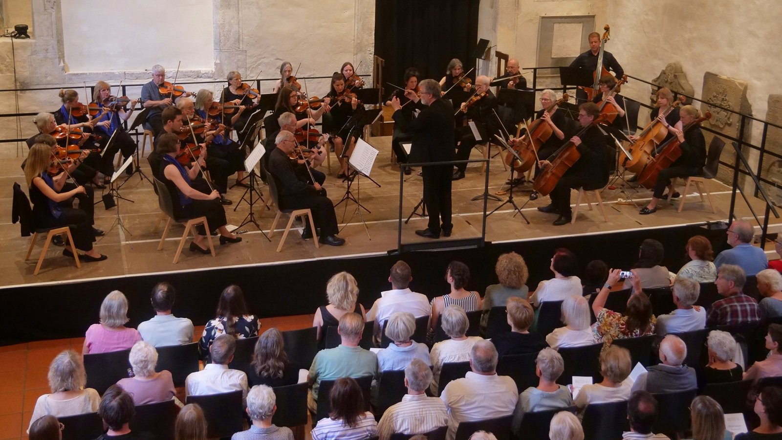Das Kammerorchester Vaihingen und Köszeger Streicher musizieren am Sonntagabend gemeinsam unter neuen Leitung von Klaus Kulling in der Peterskirche.  Foto: Friedrich