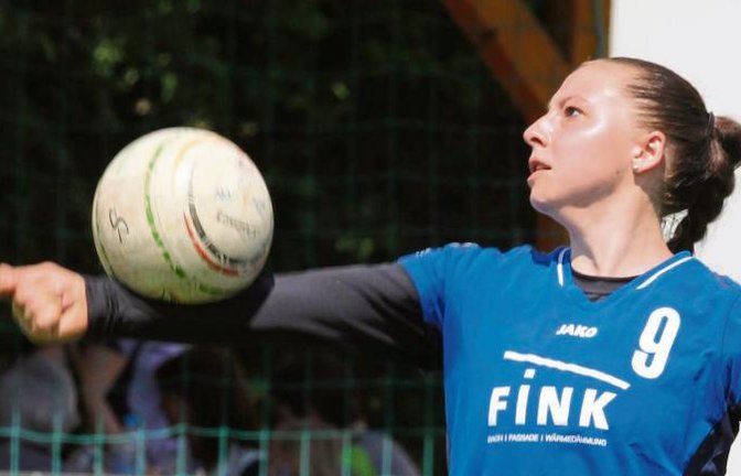 Große Erleichterung bei Laura Kühner und Co.: Die TVV-Faustballerinnen haben den ersten Saisonsieg eingefahren. Foto: Nachreiner