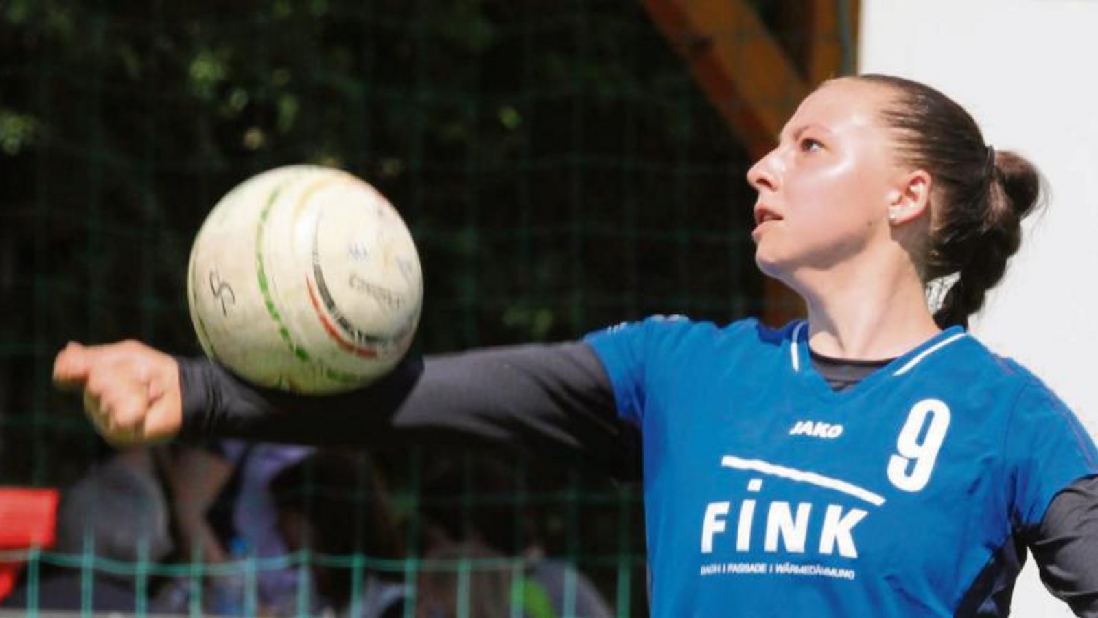 Große Erleichterung bei Laura Kühner und Co.: Die TVV-Faustballerinnen haben den ersten Saisonsieg eingefahren. Foto: Nachreiner