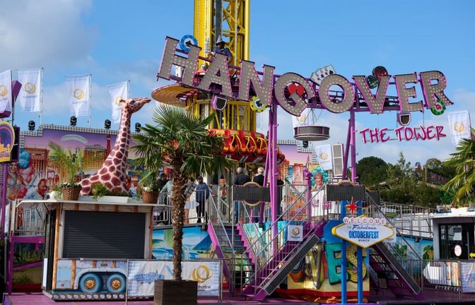 Der Freifallturm „Hangover“ auf dem Oktoberfest. Nach dem tödlichen Unfall eines Fahrgeschäft-Mitarbeiters gehen die Ermittlungen zur Ursache weiter.<span class='image-autor'>Sven Hoppe/dpa</span>