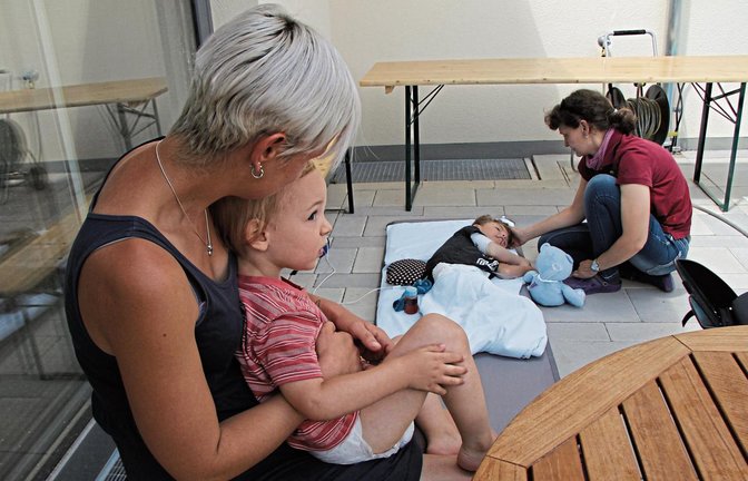 Katharina Ullrich und ihre Söhne Evin und Joel verbringen einen sonnigen Vormittag im Hof der Familienherberge Lebensweg in Schützingen. Eine Pflegerin ist hier immer an Joels Seite.   Fotos: Rieger