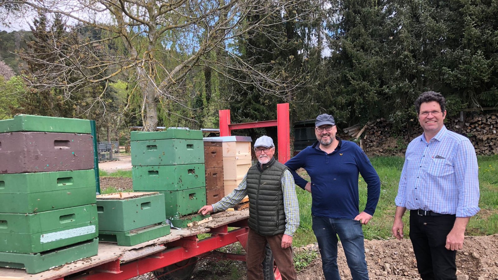 Im Ahrtal haben die Bienen aus Vaihingen ein neues Zuhause gefunden. Rudi Tschöpe freut sich über die Lieferung, die German Thüry und Klaus Grötzinger (von links) überbracht haben. Fotos: p
