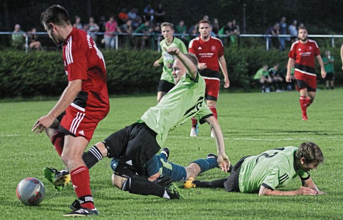 Iptingens Tom Jäger (Mitte) macht sich lang, nachdem Großglattbachs Torwart Adrian Sieber bereits geschlagen war. Matteo Kazenmaier (links) klärt aber. Foto: Nachreiner