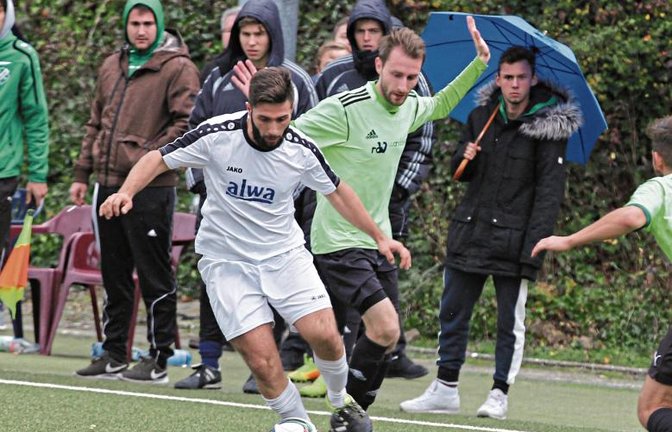 Adrian Kuka (links) war zwei Mal Flankengeber für Maginots Kopfballtore.  Foto: Archiv/Nachreiner