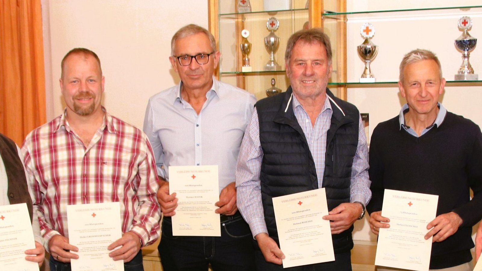 Ehrung für Mehrfachblutspender in Vaihingen durch Klaus Reitze (rechts, Vorsitzender DRK Vaihingen) und Konstantin Frank (links, Bereitschaftsleiter DRK Vaihingen). Von links: Günther Fechner, Heiko Gremmelspacher, Werner Hayer, Helmut Raichle (je 100 Spenden), Stefan Fleischle (75) und Philipp Schürle (175). Foto: Arning Ehrung für Mehrfachblutspender in Vaihingen durch Klaus Reitze (rechts, Vorsitzender DRK Vaihingen) und Konstantin Frank (links, Bereitschaftsleiter DRK Vaihingen). Von links: Günther Fechner, Heiko Gremmelspacher, Werner Hayer, Helmut Raichle (je 100 Spenden), Stefan Fleischle (75) und Philipp Schürle (175). Foto: Arning