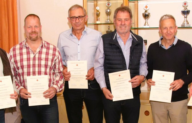 Ehrung für Mehrfachblutspender in Vaihingen durch Klaus Reitze (rechts, Vorsitzender DRK Vaihingen) und Konstantin Frank (links, Bereitschaftsleiter DRK Vaihingen). Von links: Günther Fechner, Heiko Gremmelspacher, Werner Hayer, Helmut Raichle (je 100 Spenden), Stefan Fleischle (75) und Philipp Schürle (175).  <span class='image-autor'>Foto: Arning</span>
