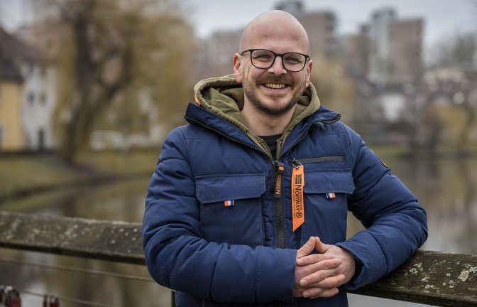 Das Podest an der Enz in der Vaihinger Kernstadt ist für Steve Burgstett ein idealer Ort zum Verweilen und sein Lieblingsplatz im Wahlkreis. <span class='image-autor'>Foto: Herth</span>