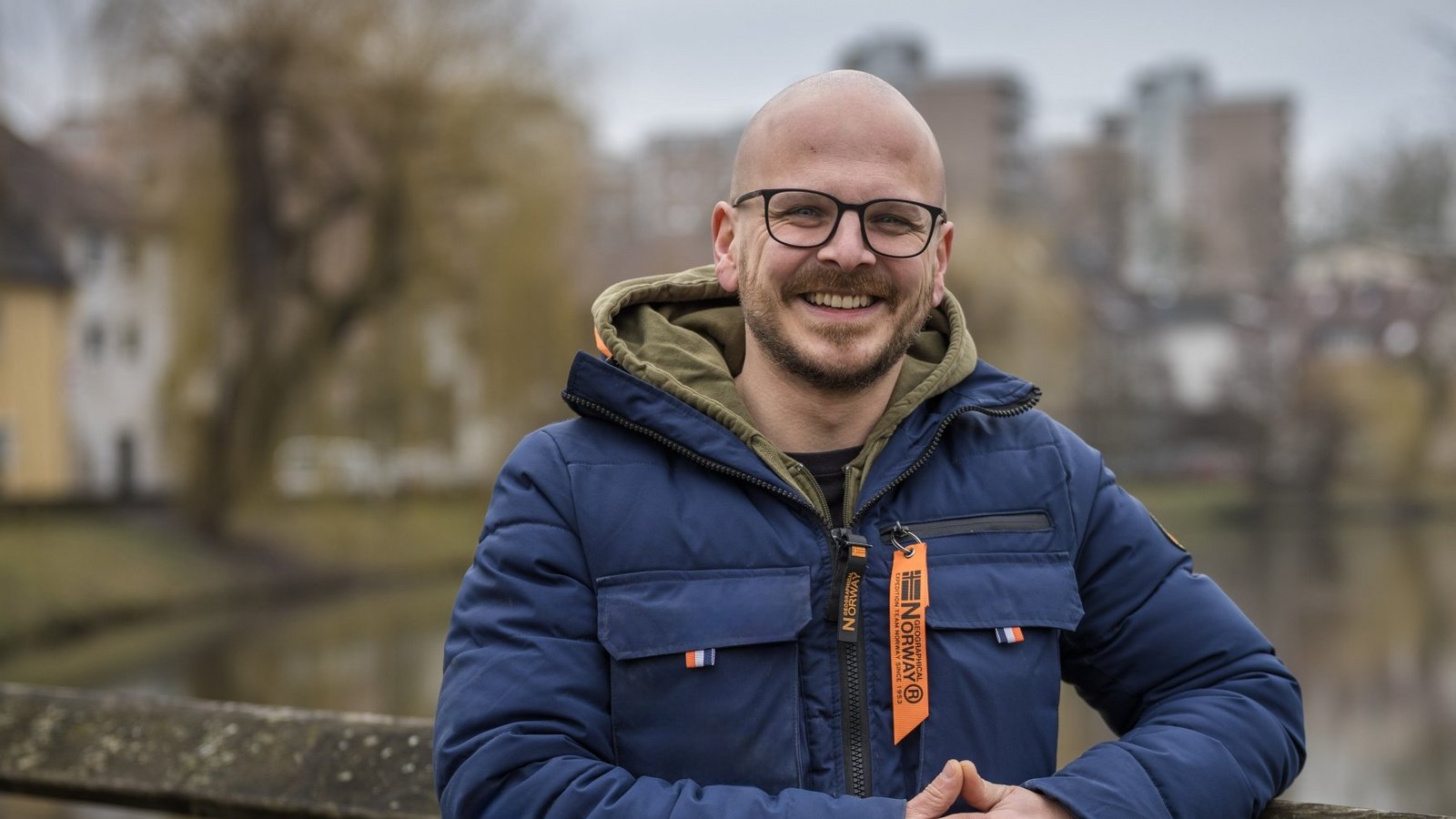 Das Podest an der Enz in der Vaihinger Kernstadt ist für Steve Burgstett ein idealer Ort zum Verweilen und sein Lieblingsplatz im Wahlkreis. Foto: Herth Das Podest an der Enz in der Vaihinger Kernstadt ist für Steve Burgstett ein idealer Ort zum Verweilen und sein Lieblingsplatz im Wahlkreis. Foto: Herth
