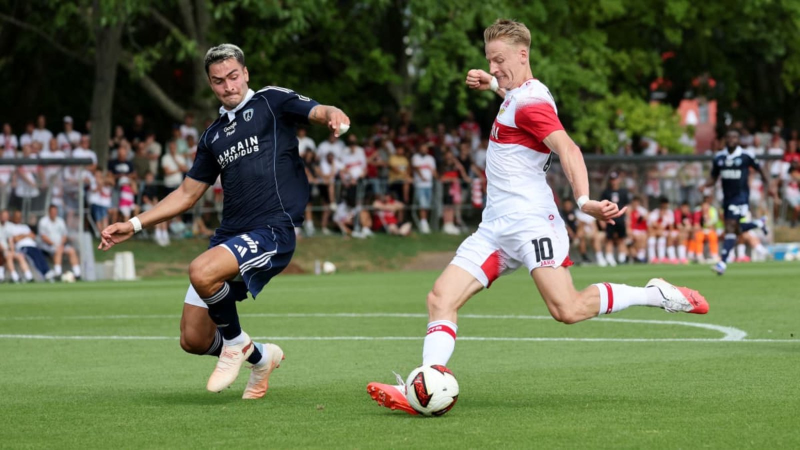 Mit voller Energie: der VfB-Angreifer Chris Führich (rechts) präsentiert sich gegen Diego Coppola von Paris FC in starker Form.Baumann/Julia Rahn